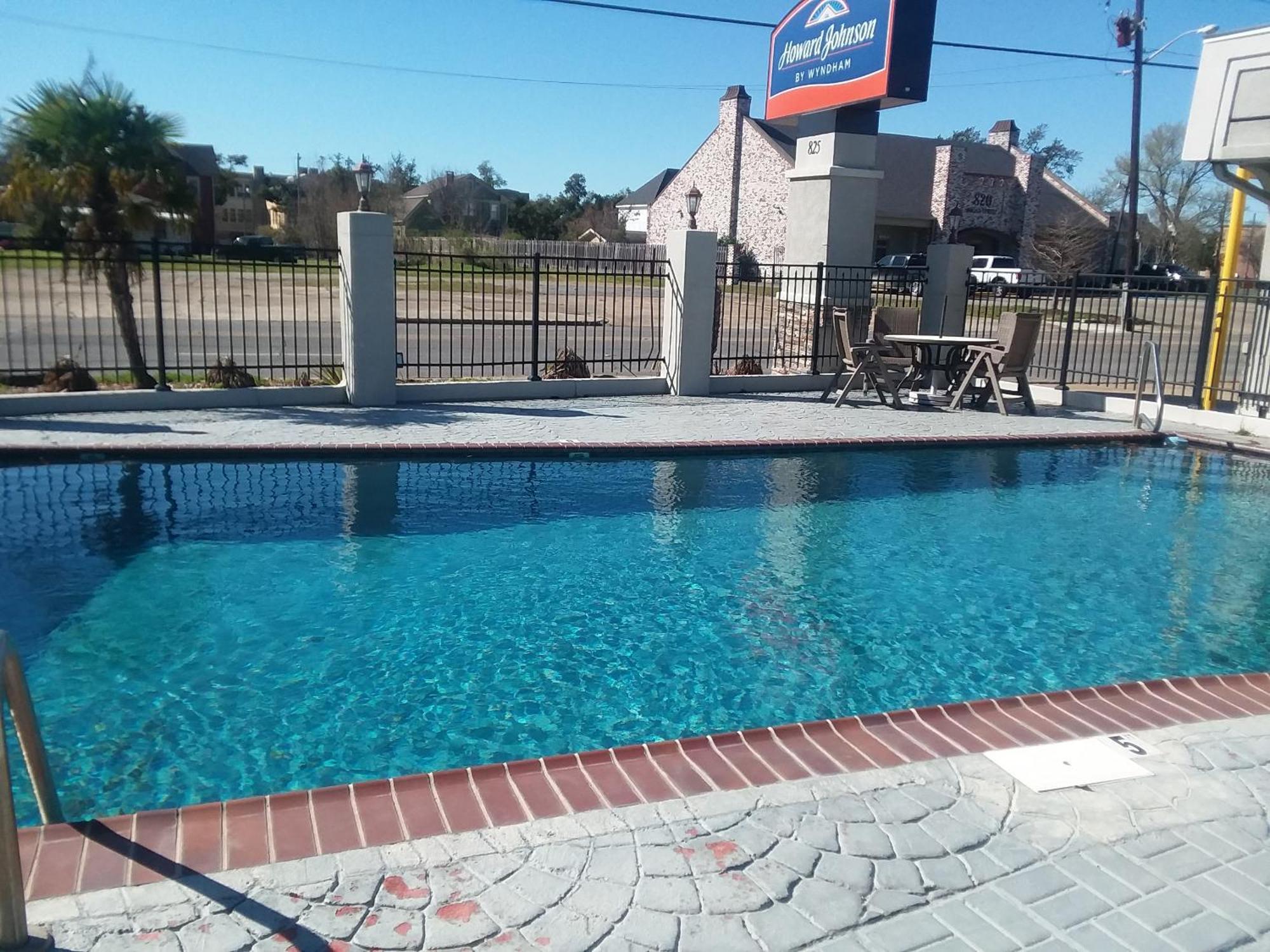 Howard Johnson By Wyndham Historic לייק צ'ארלס מראה חיצוני תמונה